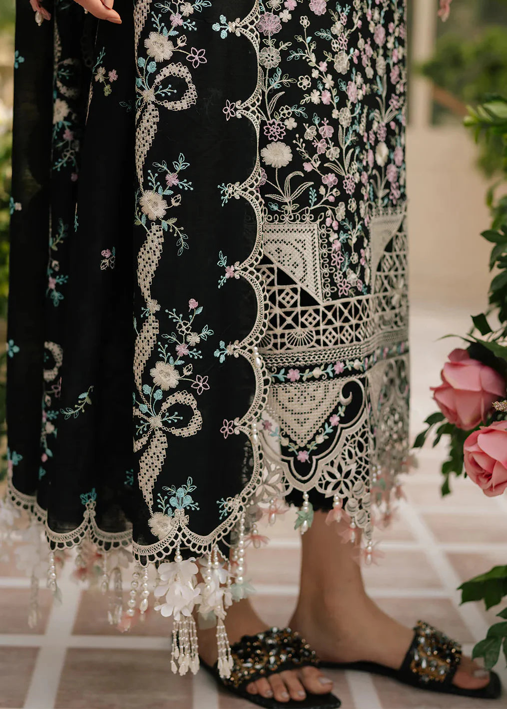 Choices S1373 - Embroidered 3pc Lawn Dress With Embroidered Chiffon Dupatta.