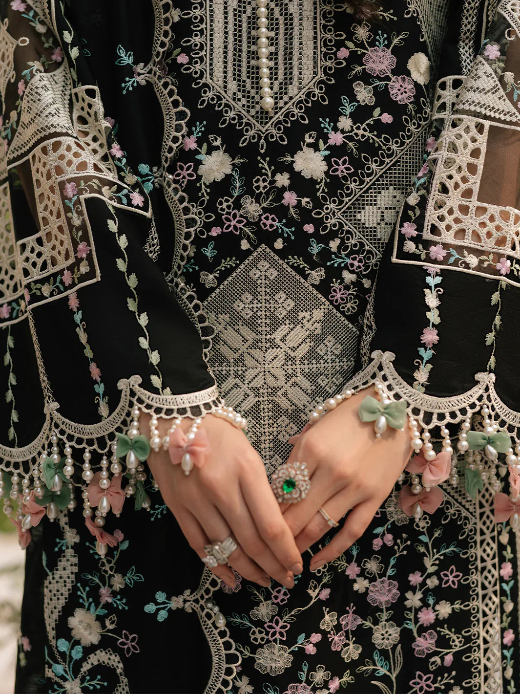 Choices S1373 - Embroidered 3pc Lawn Dress With Embroidered Chiffon Dupatta.