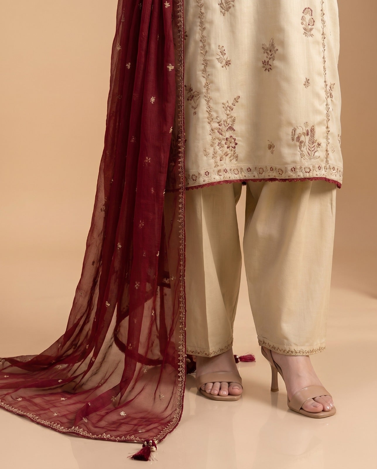 Choices S1433 - Embroidered 3pc Lawn Dress With Embroidered Chiffon Dupatta.