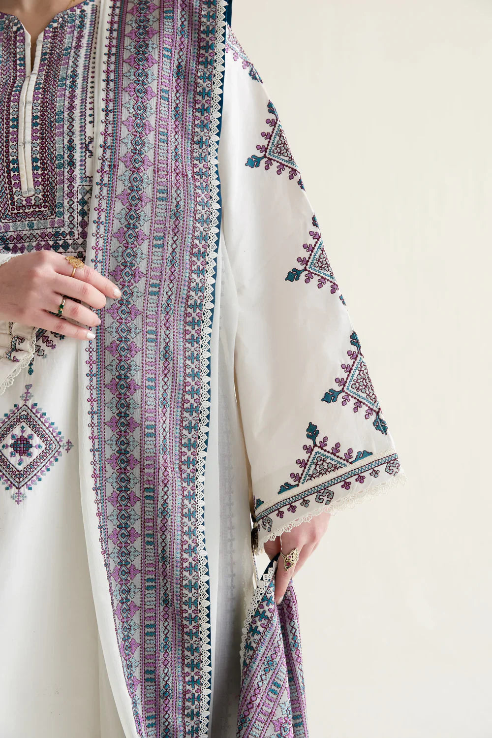 Choices S1425 - Embroidered 3pc Lawn Dress With Printed Lawn Dupatta.