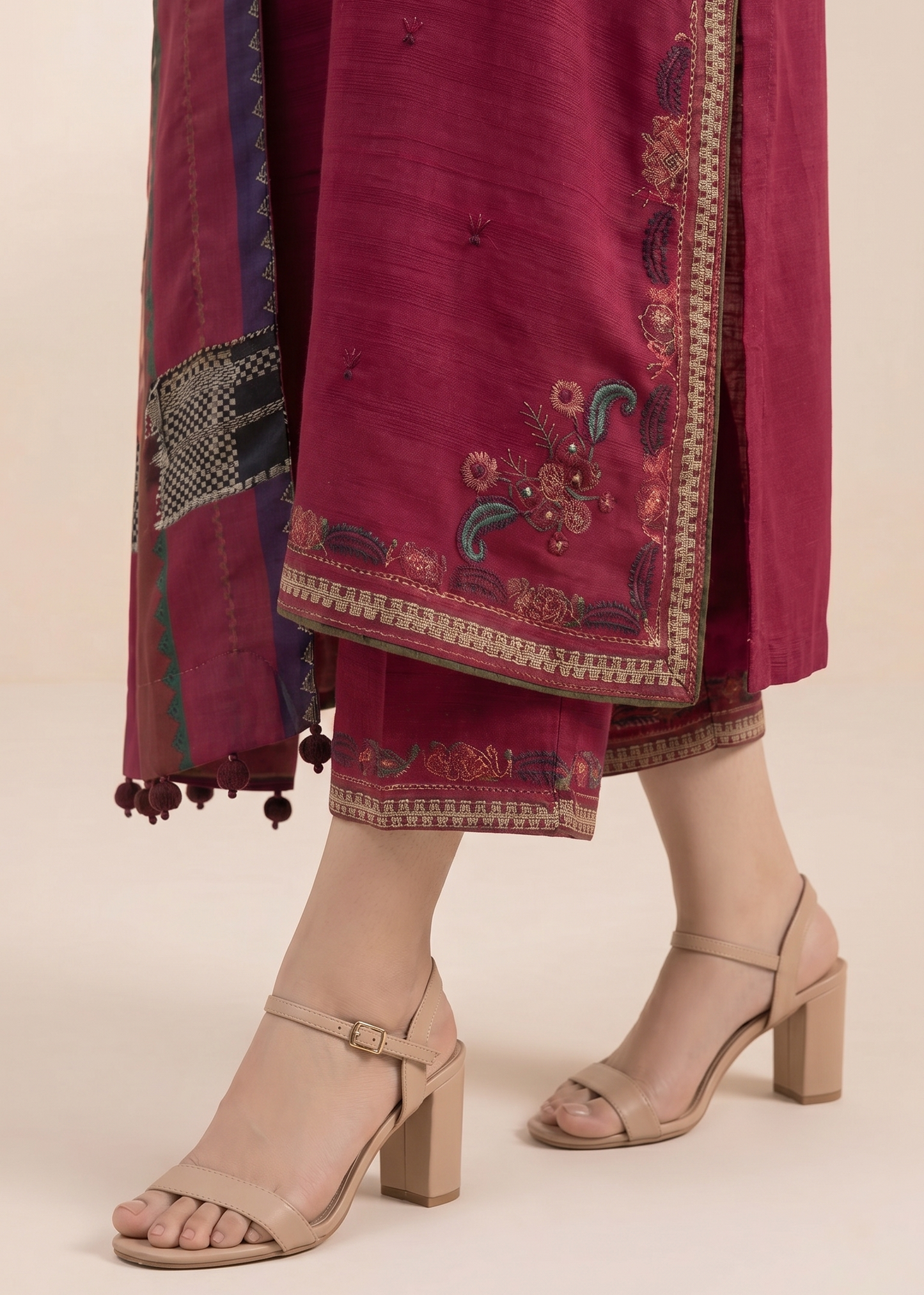 Choices S1380 - Embroidered 3pc Lawn Dress With Printed Lawn Dupatta.